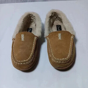 Clarks Leather upper with Faux fur lined Moccasin slippers.Ladies size 8